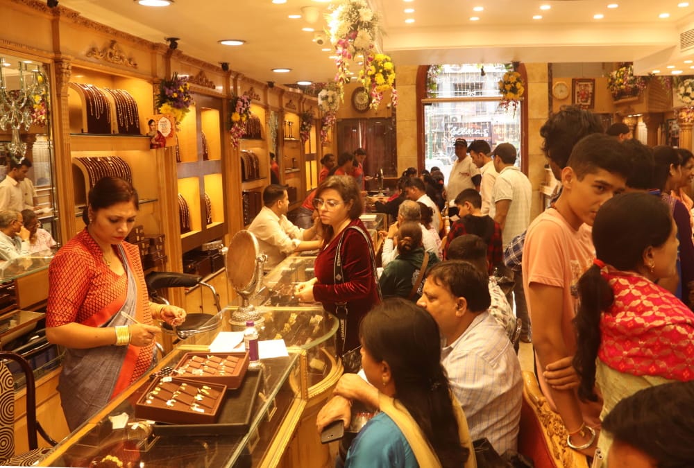 Dhanteras 2024 Celebration in dehradun Huge Crowd in Paltan market for Shopping Photos
