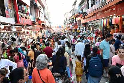 Dhanteras 2024: राजधानी में धनतेरस पर धन की बहार...चमका बाजार, जाम हुआ पलटन बाजार, तस्वीरें Dhanteras 2024 Celebration in dehradun Huge Crowd in Paltan market for Shopping Photos
