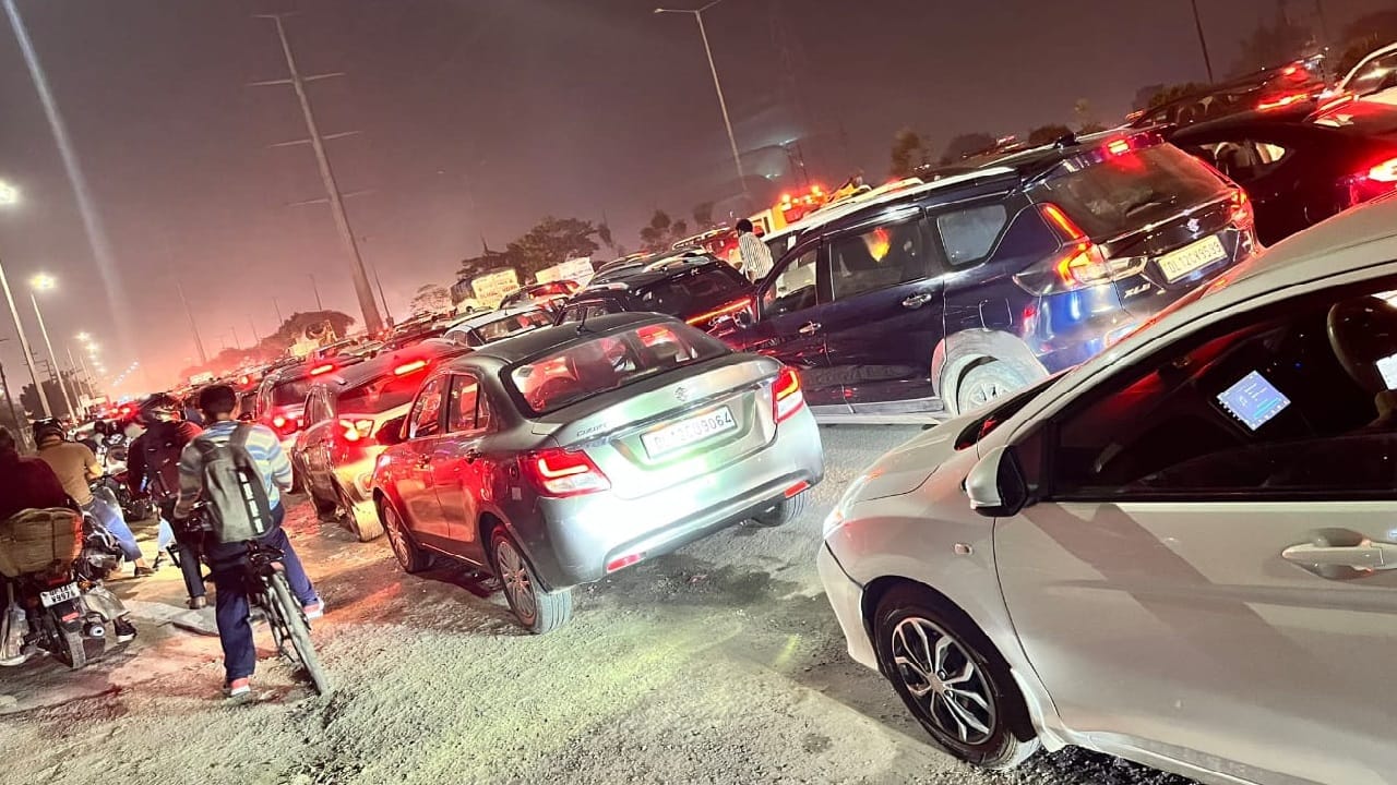People troubled by traffic jam in Delhi NCR before Diwali