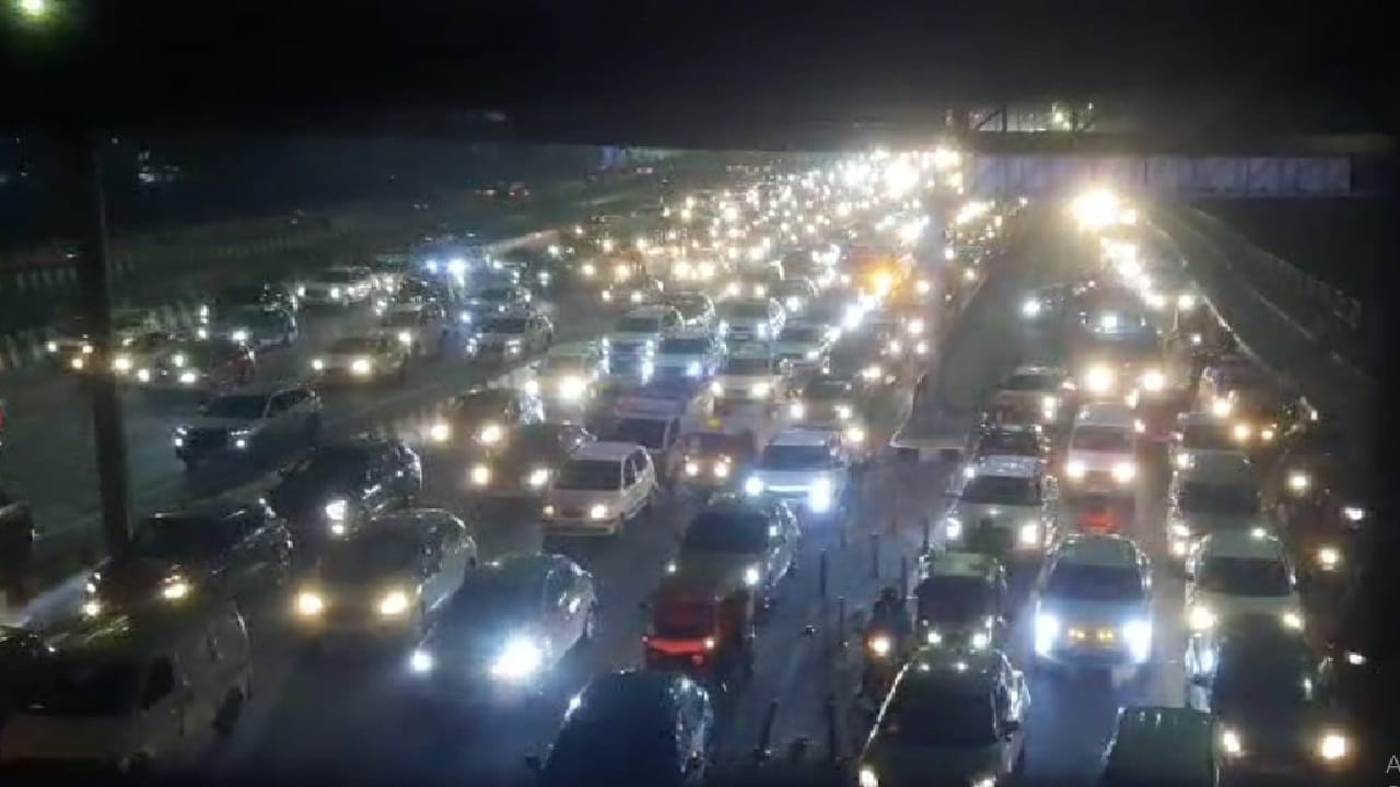 People troubled by traffic jam in Delhi NCR before Diwali