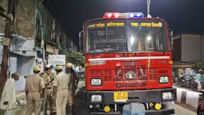 आग बुझाने के दौरान दमकल कर्मी और पुलिस।