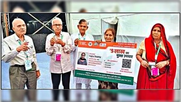 Health Ministy PMABY PM Modi gave special card to first five beneficiaries blessings in returns