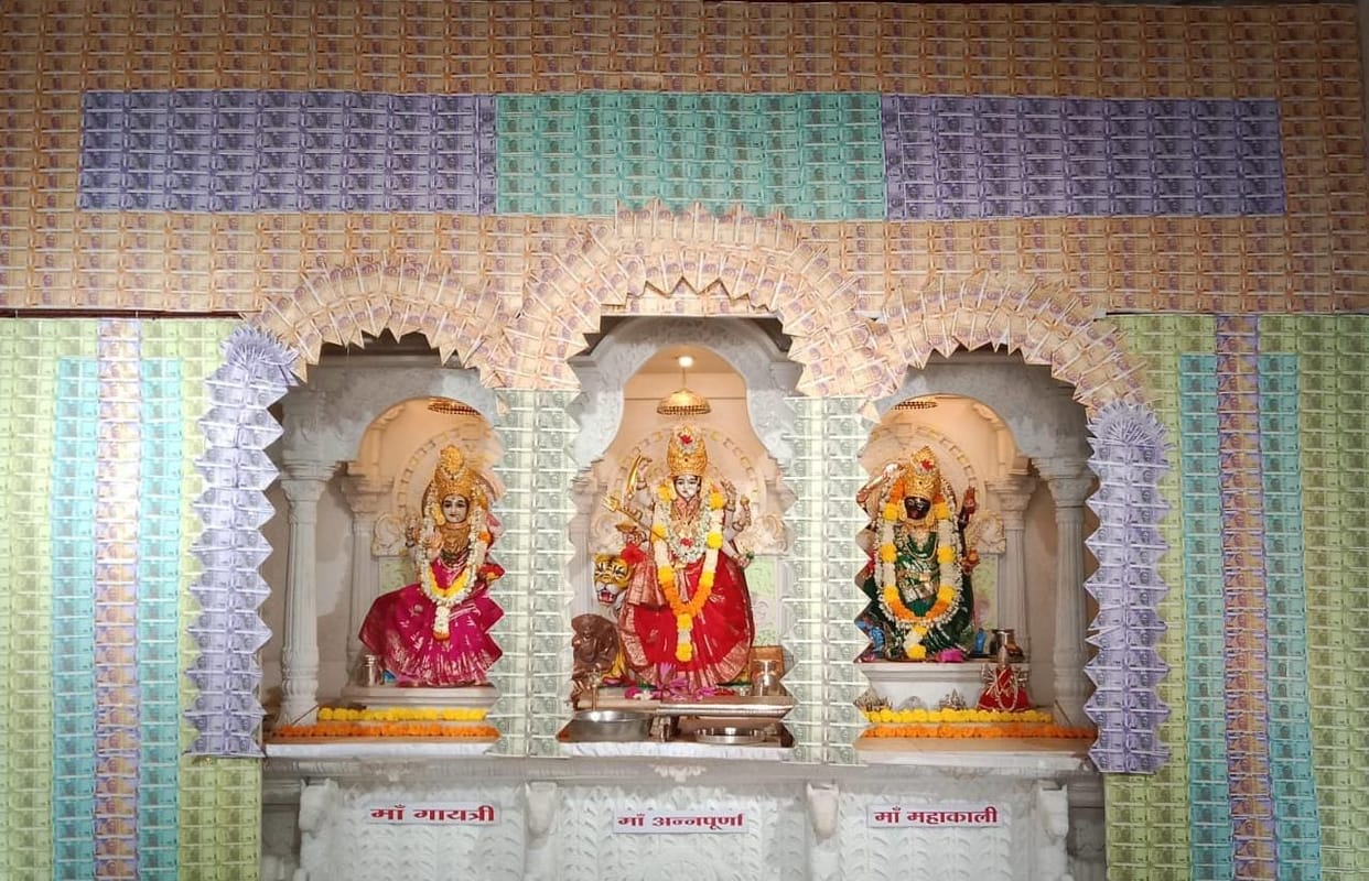Indore: For the first time, Annapurna Mata of Indore was decorated with five lakh rupee notes, devotees handed