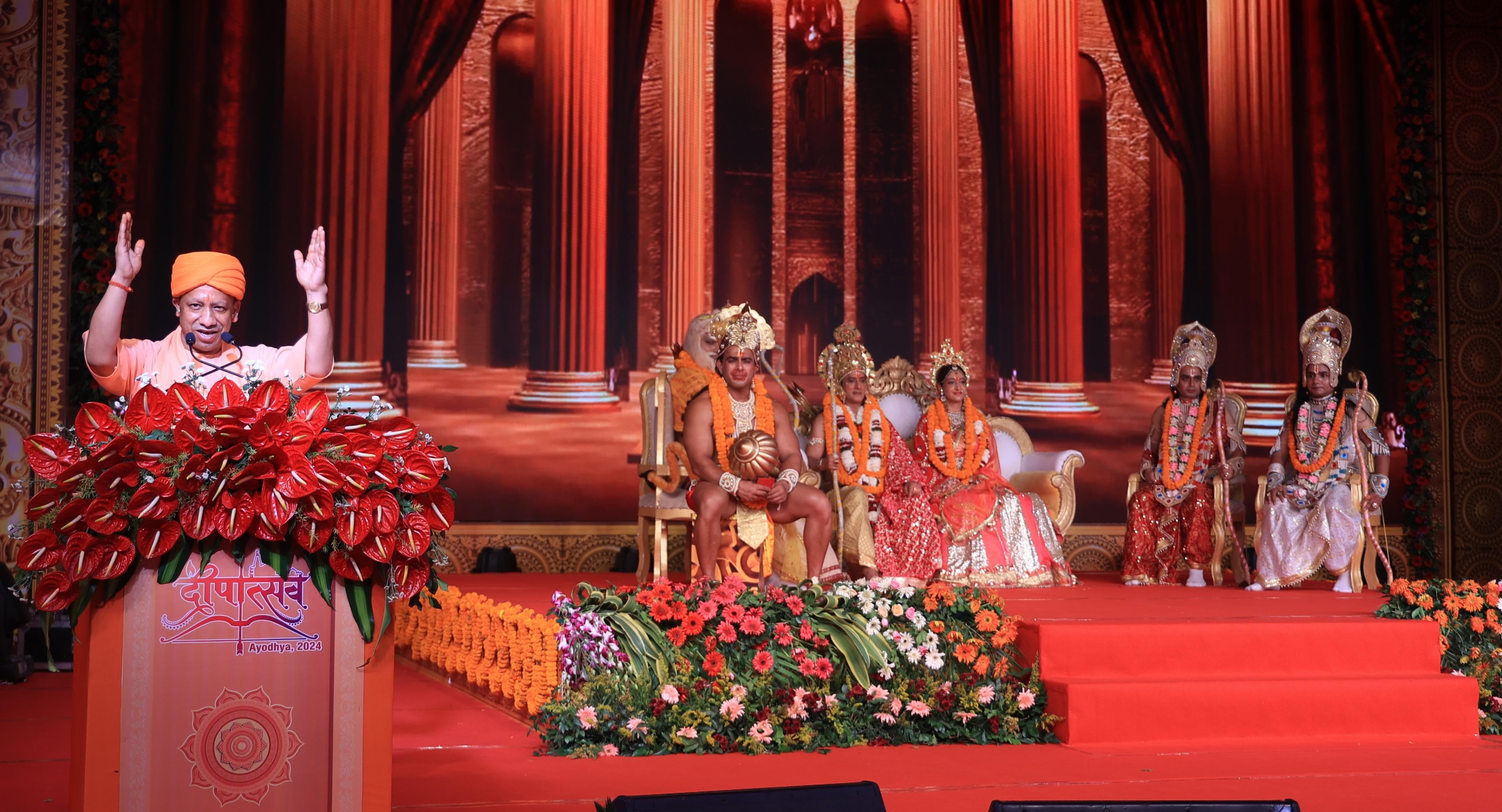 Ayodhya Deepotsav: Lord Ram arrived in Pushpak Viman, CM pulled the chariot, applied tilak and performed Aarti