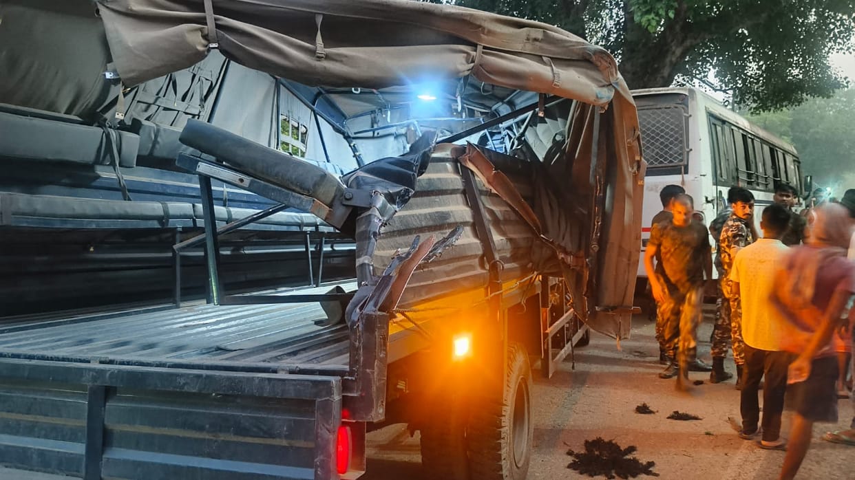 Major Accident in ballia Many soldiers injured due to bus overturning