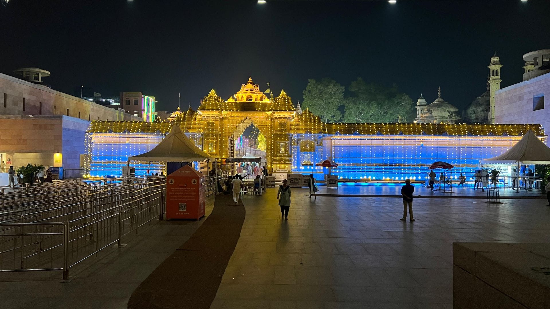 Banaras bathed in light, the picture of the fringes is special