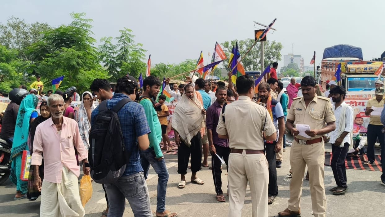 Begusarai News: National Backward Classes Front and Bharat Mukti Morcha protest on NH-31, police lathicharged