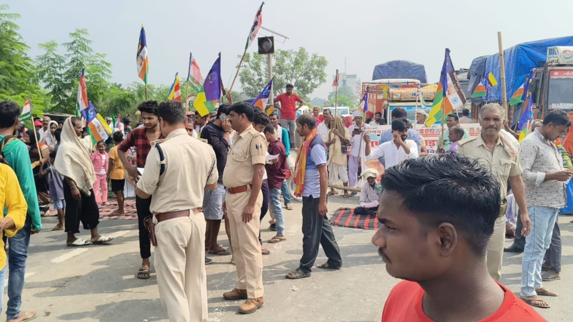 Begusarai News: National Backward Classes Front and Bharat Mukti Morcha protest on NH-31, police lathicharged
