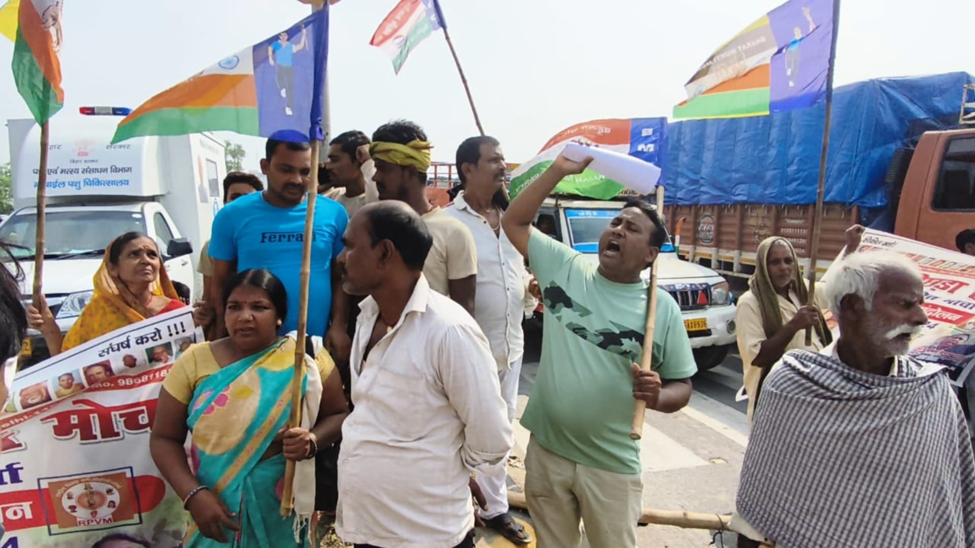 Begusarai News: National Backward Classes Front and Bharat Mukti Morcha protest on NH-31, police lathicharged