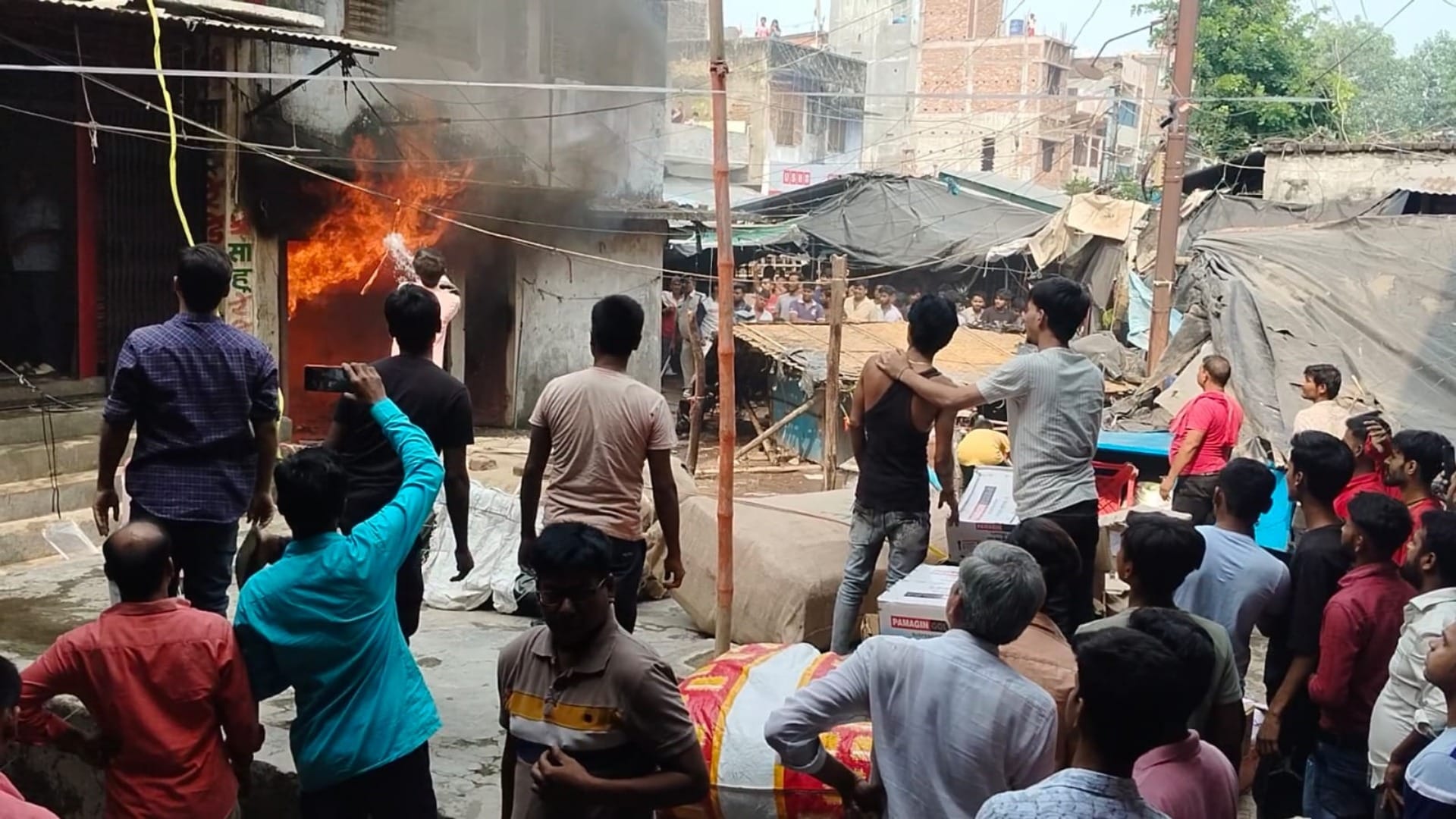 Bihar News: Huge fire in readymade clothes shop in Bettiah, loss of lakhs