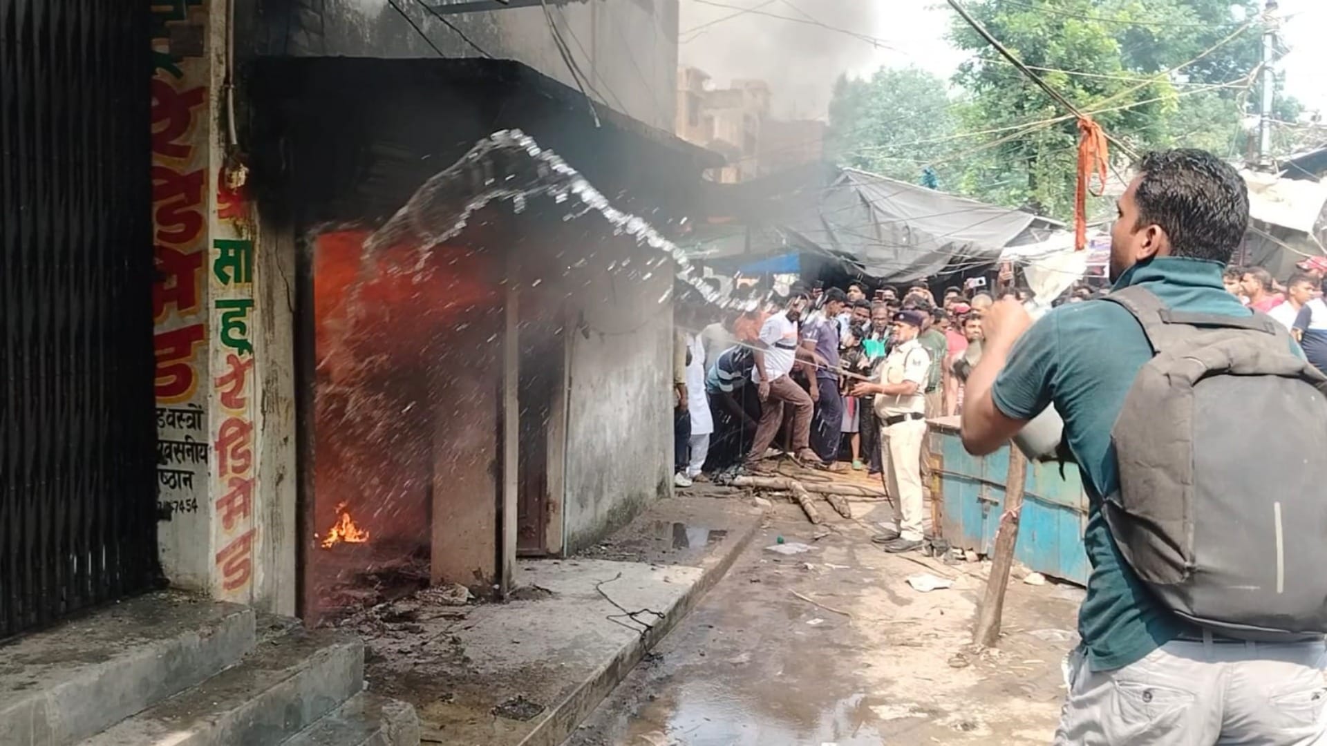 Bihar News: Huge fire in readymade clothes shop in Bettiah, loss of lakhs