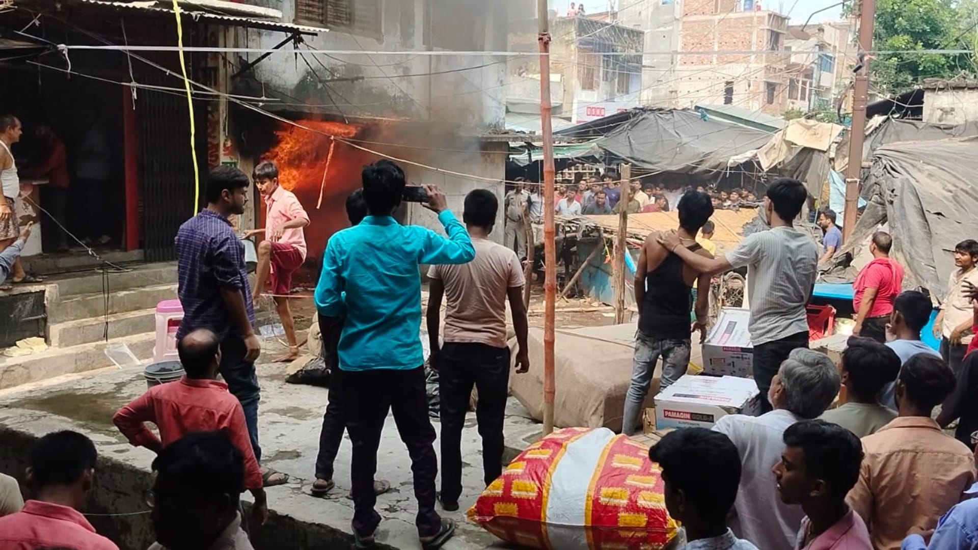 Bihar News: Huge fire in readymade clothes shop in Bettiah, loss of lakhs