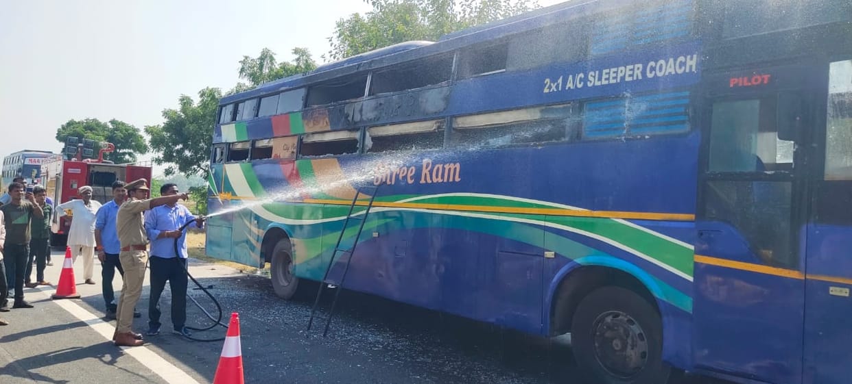 sleeper bus running on Yamuna Expressway caught fire
