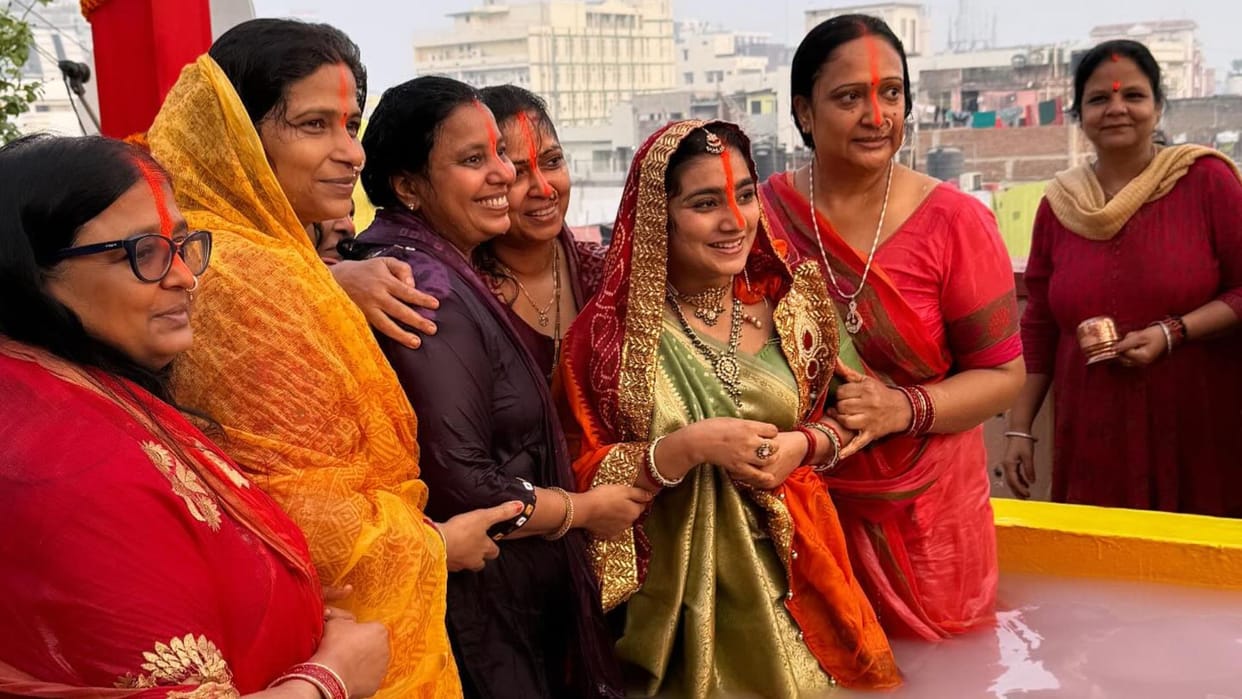 Chhath Puja 2024 women wear traditional clothes of these colors