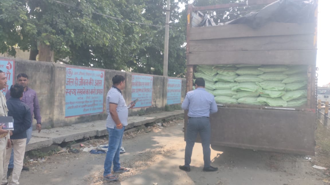 DAP was smuggled from Rajasthan 500 bags of fertilizer seized in Agra