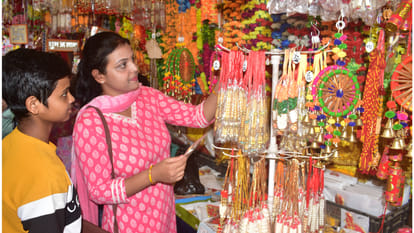 On the occasion of Dhanteras, purchases worth more than Rs 750 crore were made in Gorakhpur.