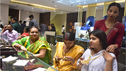 On the occasion of Dhanteras, purchases worth more than Rs 750 crore were made in Gorakhpur.