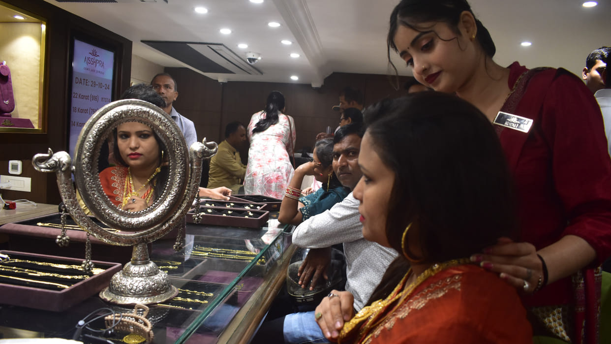 On the occasion of Dhanteras, purchases worth more than Rs 750 crore were made in Gorakhpur.