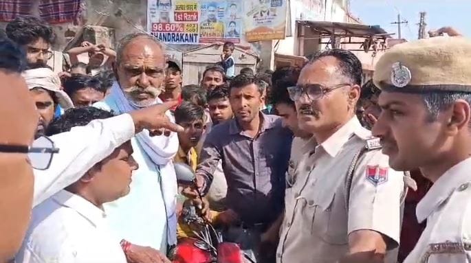 Alwar News: Uproar after the death of a youth due to collision with a tractor loaded with gravel