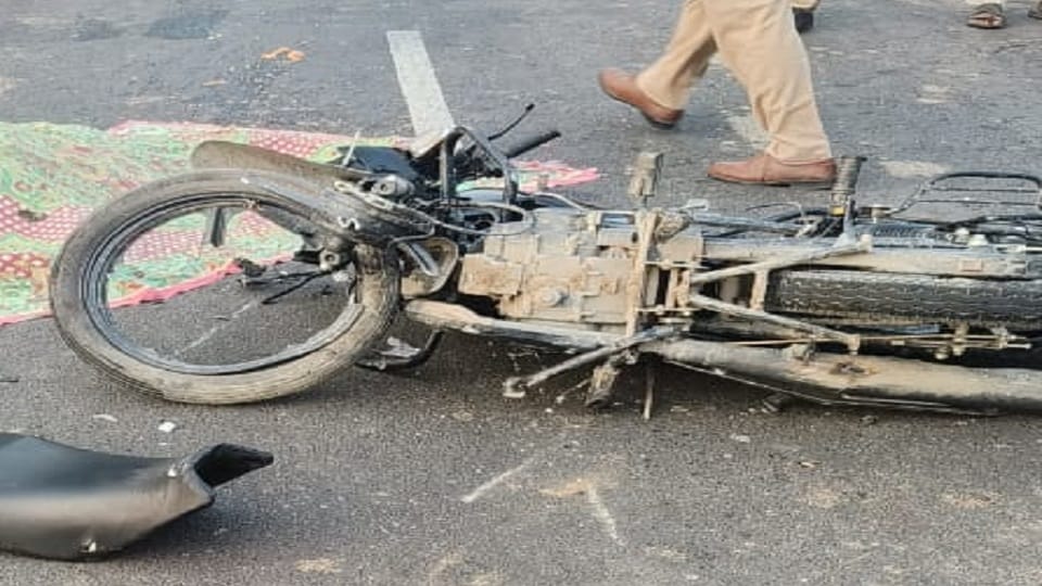 Bijnor: Road turned red with blood... Father and son died and mother got injured