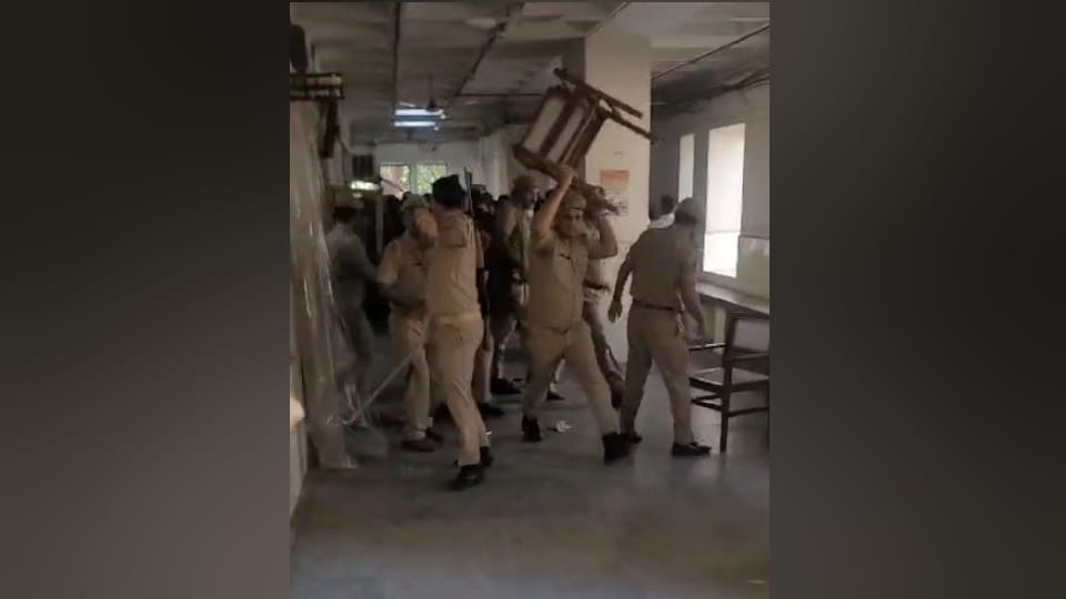 Ghaziabad court fight From debate to uproar in Ghaziabad court lawyers created ruckus Police lathicharge