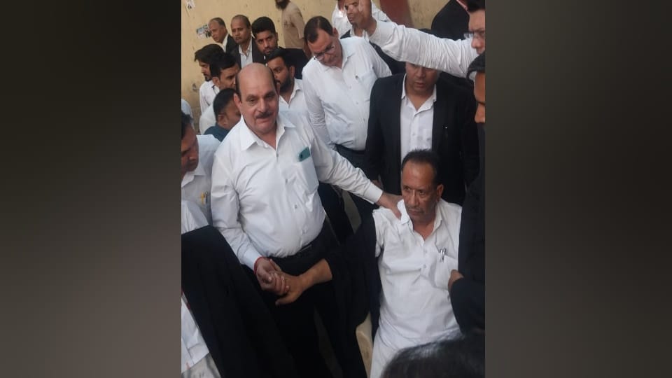 Ghaziabad court fight From debate to uproar in Ghaziabad court lawyers created ruckus Police lathicharge