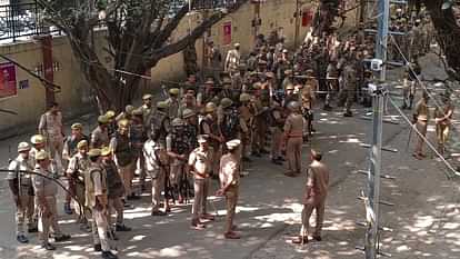 तोड़फोड़, लाठीचार्ज... पथराव: गाजियाबाद कोर्ट में बहस से बवाल तक, इसलिए वकीलों ने किया था हंगामा; तस्वीरें Ghaziabad court fight From debate to uproar in Ghaziabad court lawyers created ruckus Police lathicharge