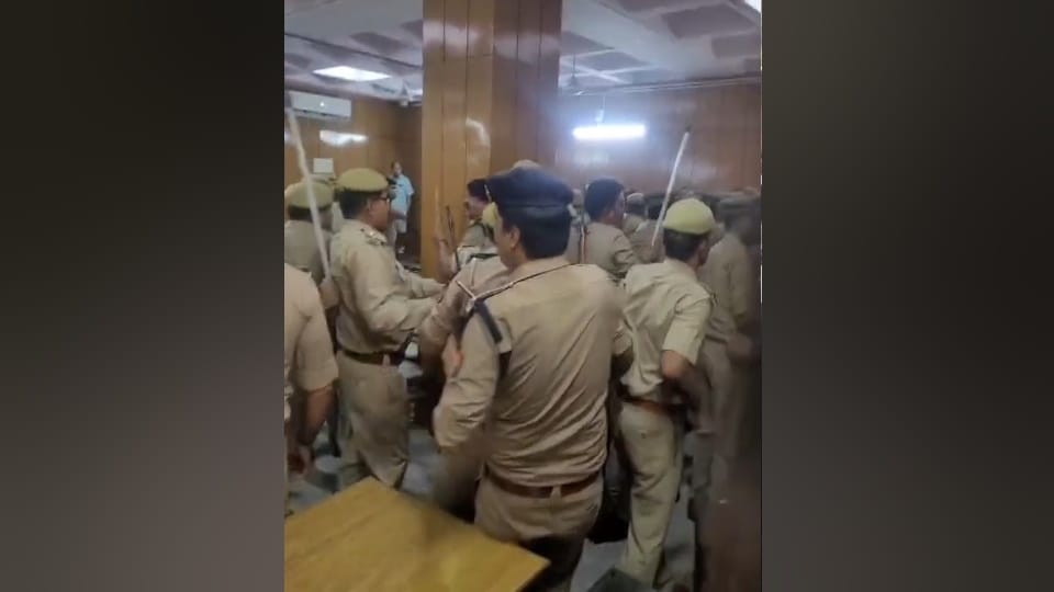 Ghaziabad court Police lathicharge on lawyers misbehaving with District Judge Vandalism in court see photos