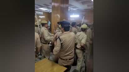 तोड़फोड़, लाठीचार्ज... पथराव: गाजियाबाद कोर्ट में बहस से बवाल तक, इसलिए वकीलों ने किया था हंगामा; तस्वीरें Ghaziabad court fight From debate to uproar in Ghaziabad court lawyers created ruckus Police lathicharge