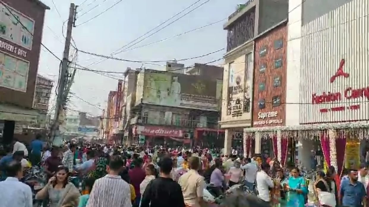 Markets bustling on Chhoti Diwali, lot of shopping in Hisar, Fatehabad, more than 300 vehicles sold in Dadri
