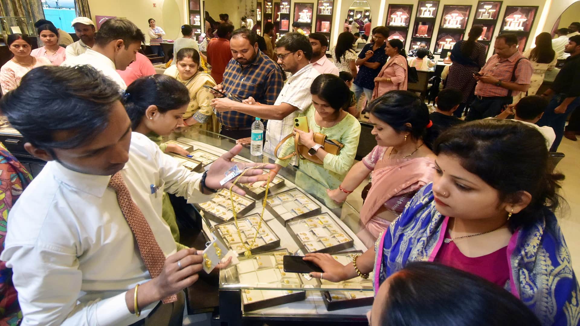 ज्वेलरी शोरूम में उमड़ी भीड़।