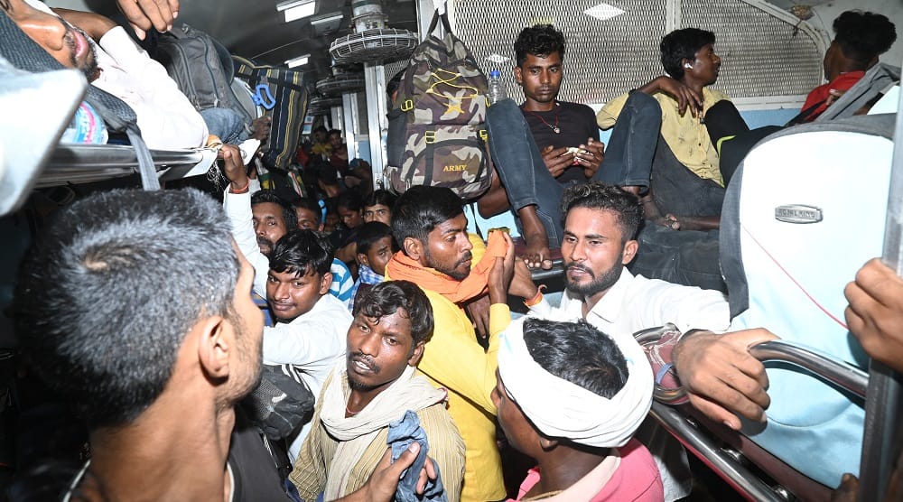 Seemanchal North East and Mahananda express are jam packed people travelling in toilets huge crowd in buses
