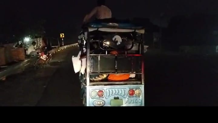 In Hamirpur people travel sitting on the umbrella of e-rickshaw police busy in investigating