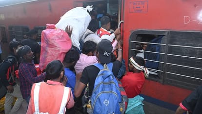 Seemanchal North East and Mahananda express are jam packed people travelling in toilets huge crowd in buses