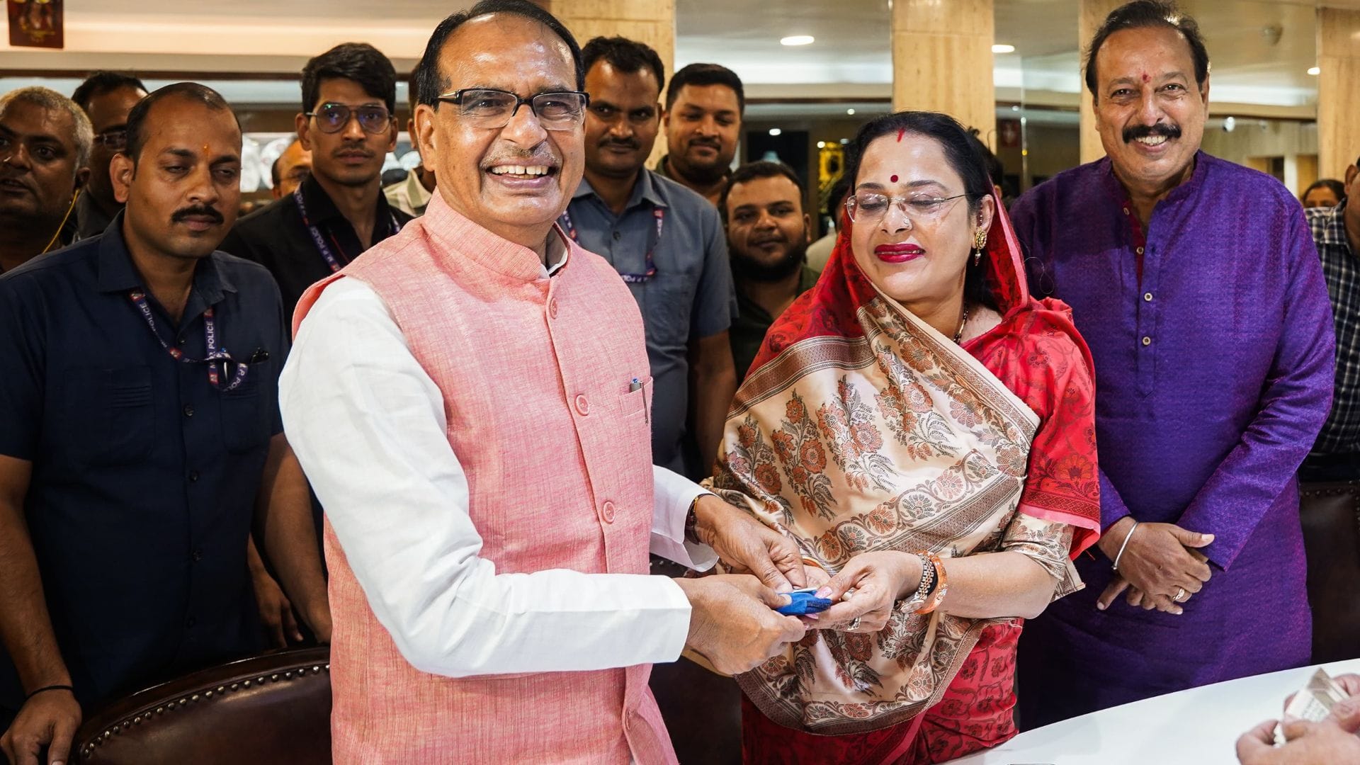 MP News: Shivraj Singh went shopping with wife Sadhna, bought a silver coin and wished Diwali