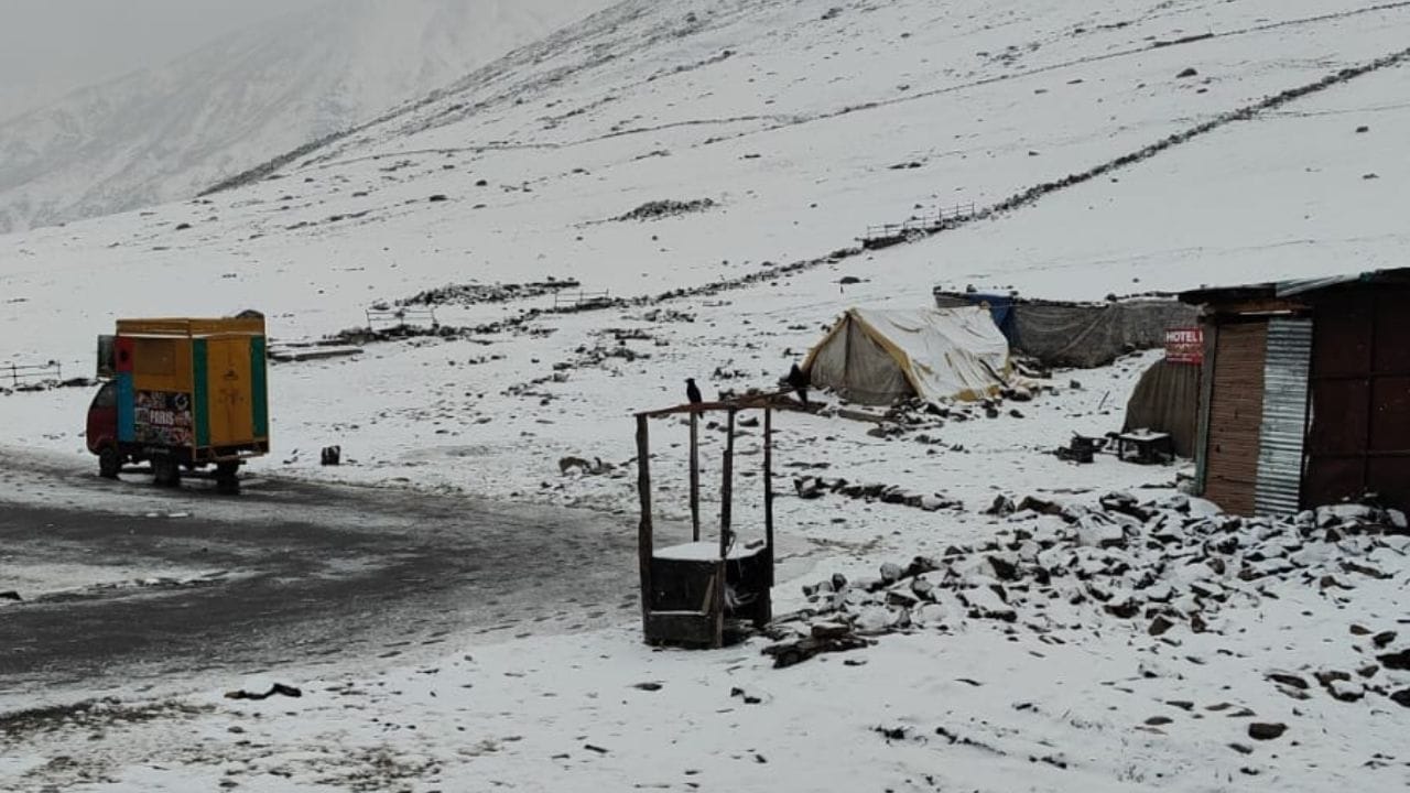 Jammu Kashmir: Snowfall in Poonch and Rajori, slippage increased on Mughal Road, speed of vehicles slowed down