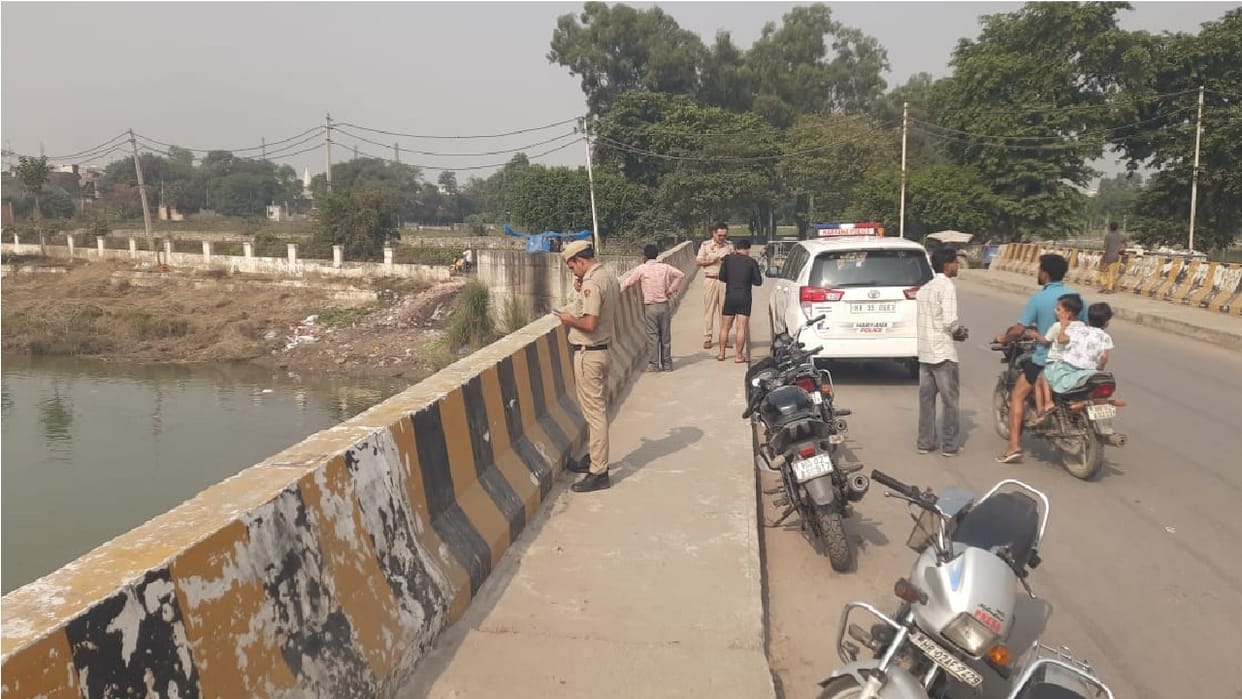 woman jumped into canal in Yamunanagar, police along with divers started searching