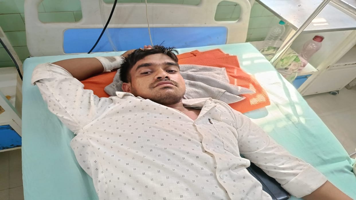 five people injured due to roadways bus collided with divider in front of the city station in Bareilly