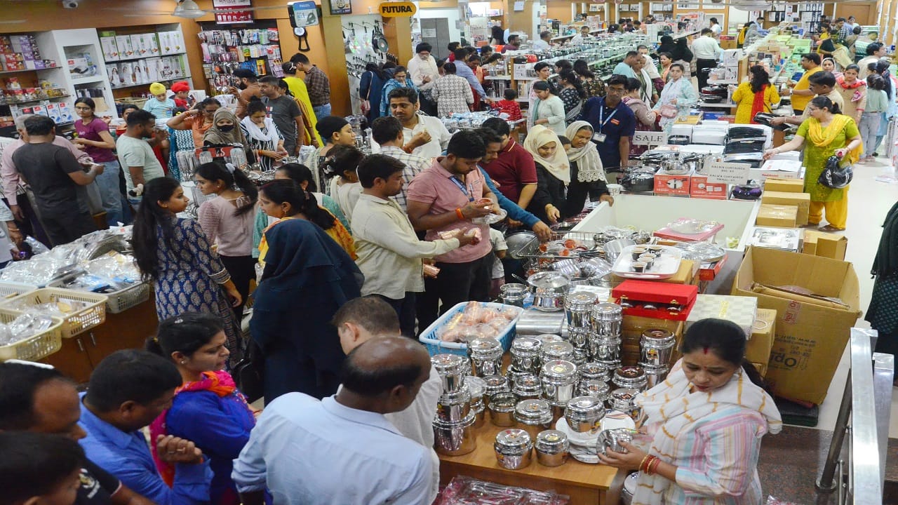 market boom on Dhanteras one thousand crores rupees business in bareilly