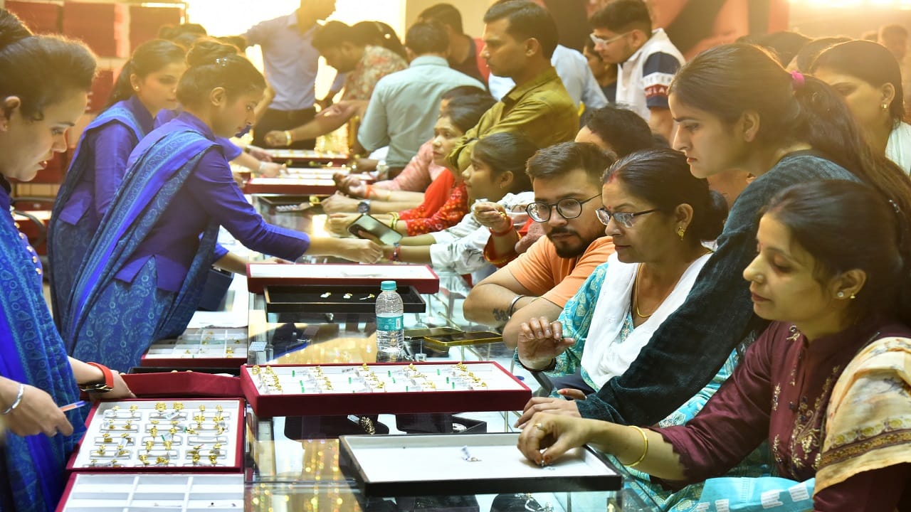 market boom on Dhanteras one thousand crores rupees business in bareilly