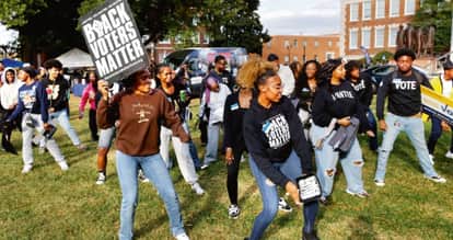  नॉर्थ कैरोलिना में आम चुनाव के लिए मतदाता जागरूकता कार्यक्रम में हिस्सा लेते विद्यार्थी।