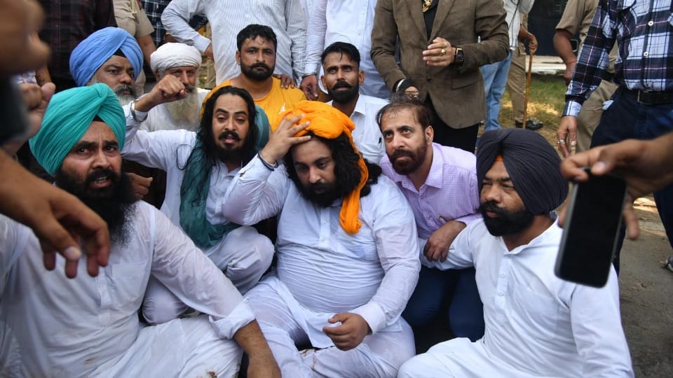 AAP protest in Chandigarh police use water cannon many injured six ministers in custody