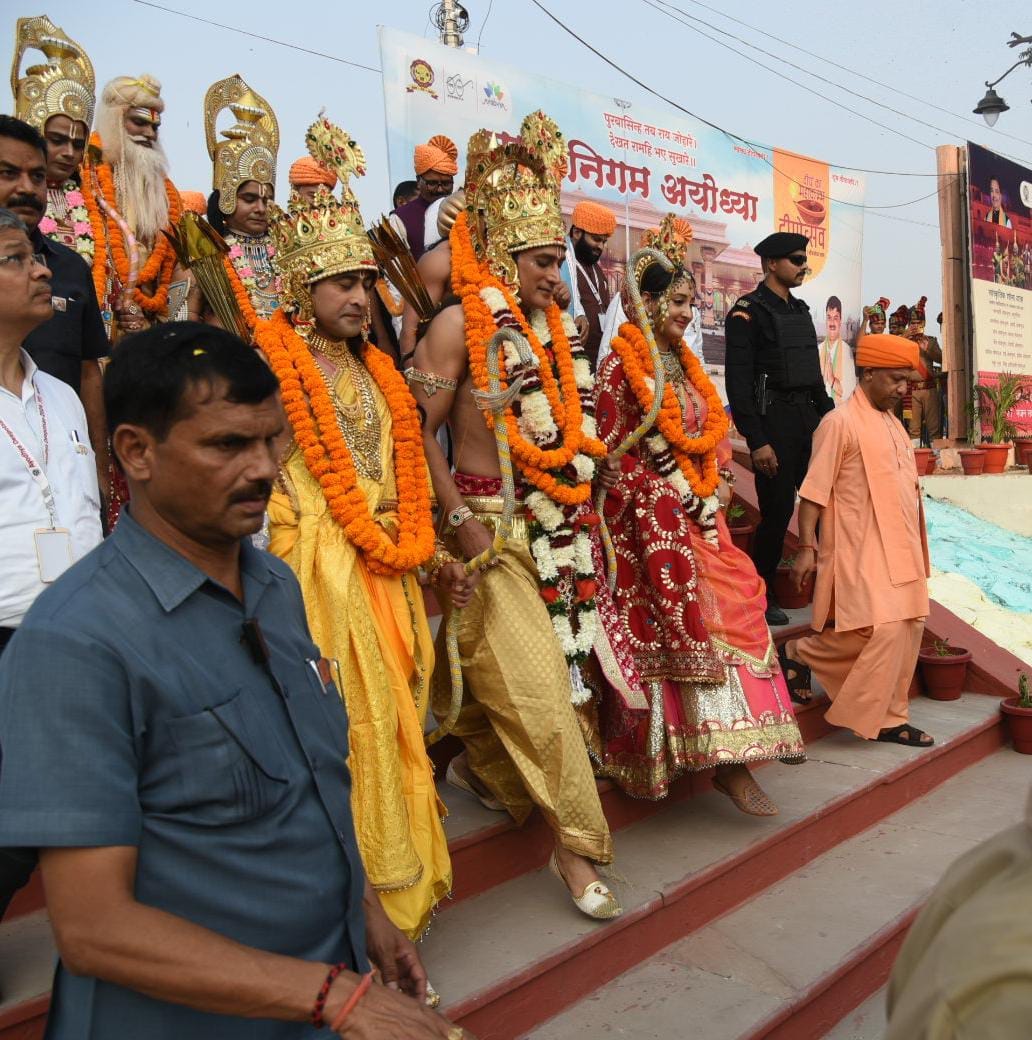 Ayodhya Deepotsav: Lord Ram arrived in Pushpak Viman, CM pulled the chariot, applied tilak and performed Aarti