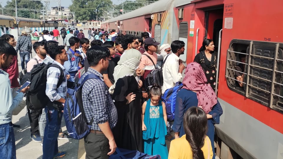 Diwali 2024 Huge Crowd gathered at dehradun Railway Station to go home for festival trains packed