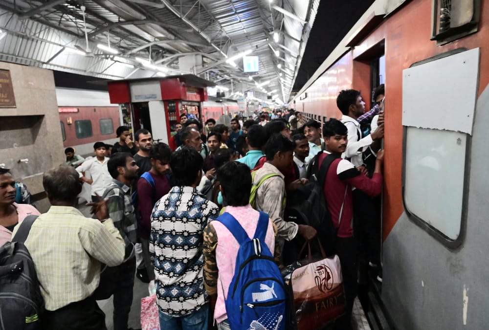 Diwali 2024 Huge Crowd gathered at dehradun Railway Station to go home for festival trains packed