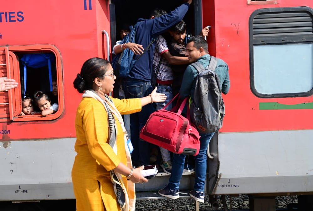 Diwali 2024 Huge Crowd gathered at dehradun Railway Station to go home for festival trains packed