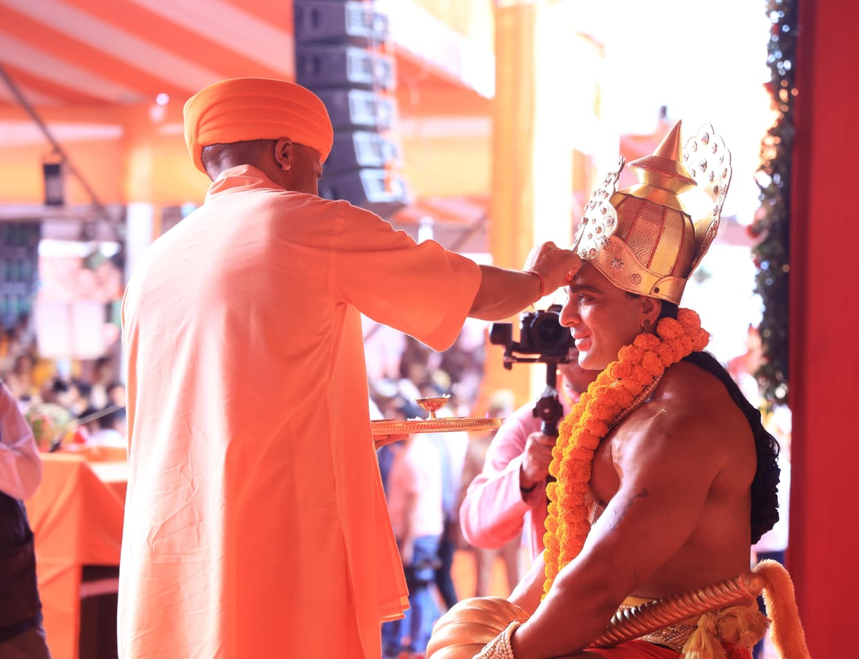 Ayodhya Deepotsav: Lord Ram arrived in Pushpak Viman, CM pulled the chariot, applied tilak and performed Aarti