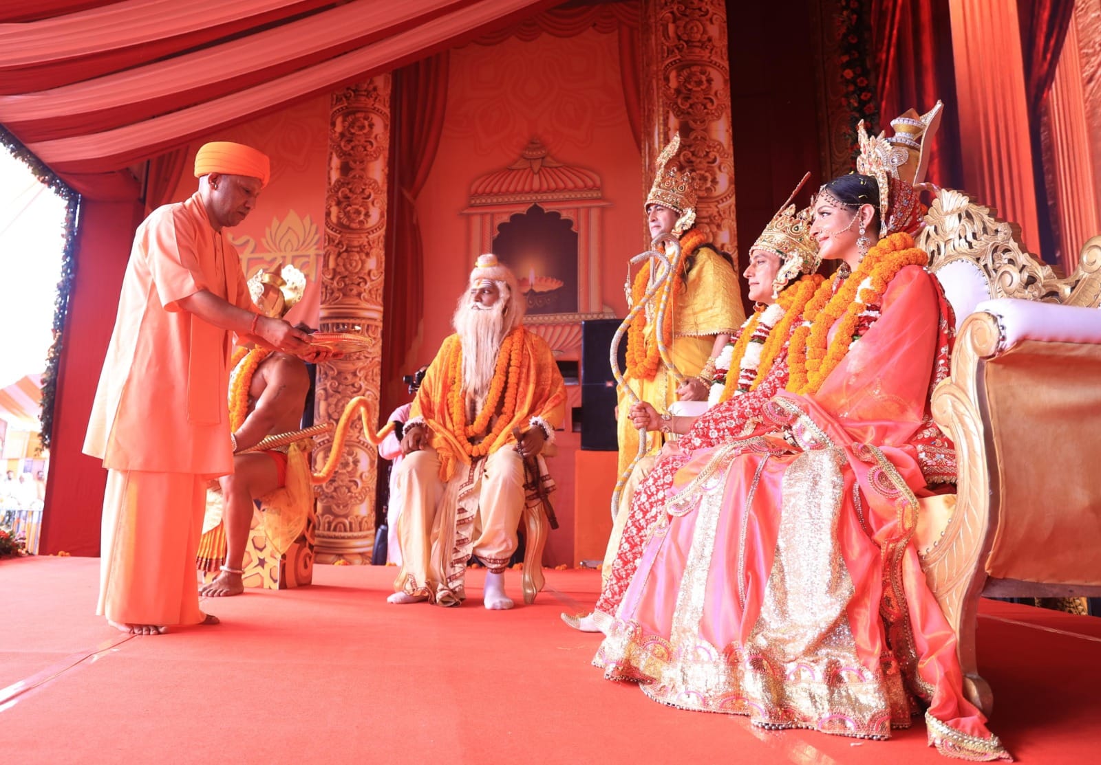 Ayodhya Deepotsav: Lord Ram arrived in Pushpak Viman, CM pulled the chariot, applied tilak and performed Aarti