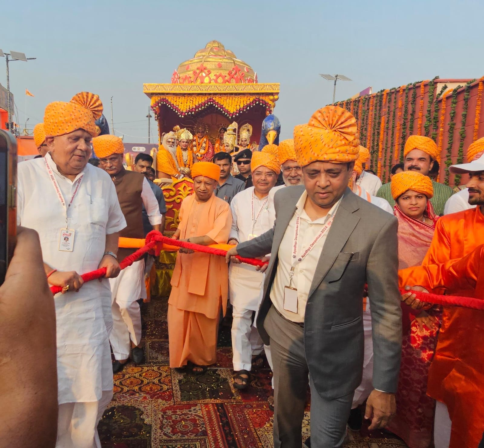 Ayodhya Deepotsav: Lord Ram arrived in Pushpak Viman, CM pulled the chariot, applied tilak and performed Aarti