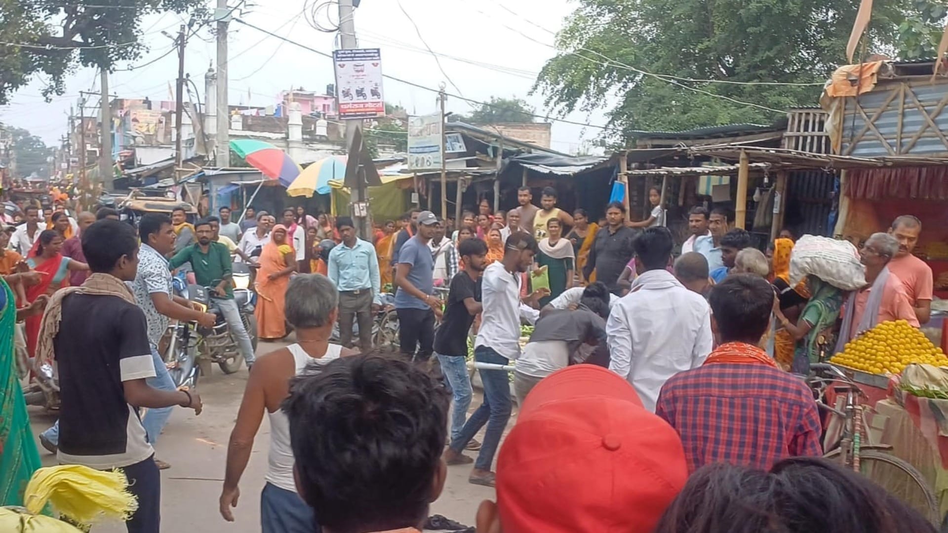 सलखुआ बाजार में जमकर चले लाठी-डंडे